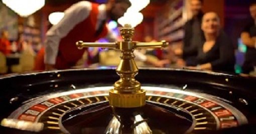 Antarmuka aplikasi 77slot menampilkan sportsbook Liga 1 dan opsi pembayaran DANA